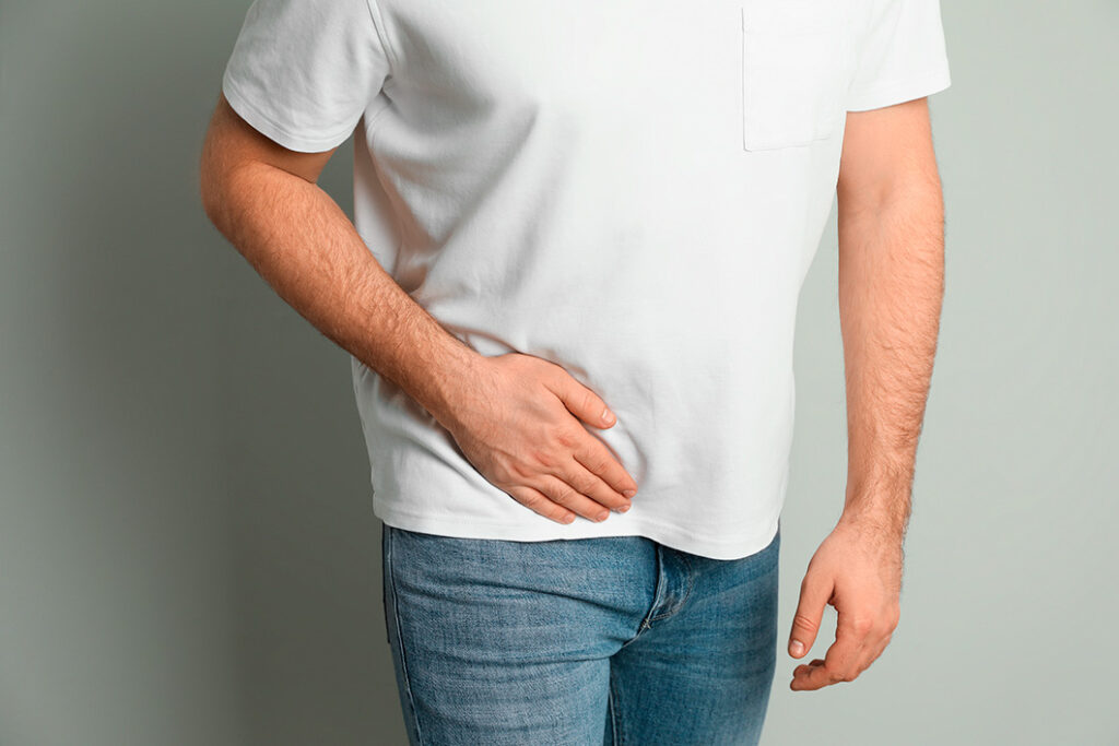 hombre sufriendo hernia inguinal