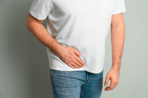 hombre sufriendo hernia inguinal